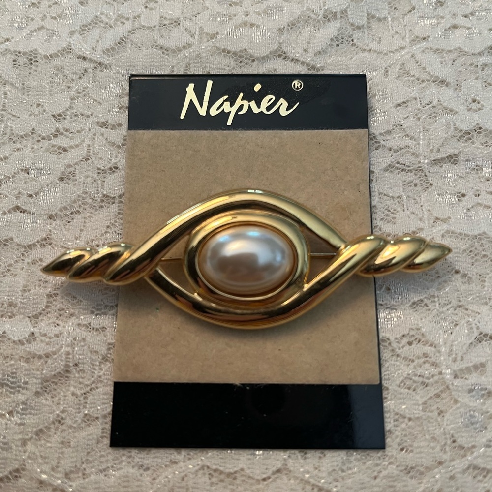 Napier/vintage gold and pearl pin *